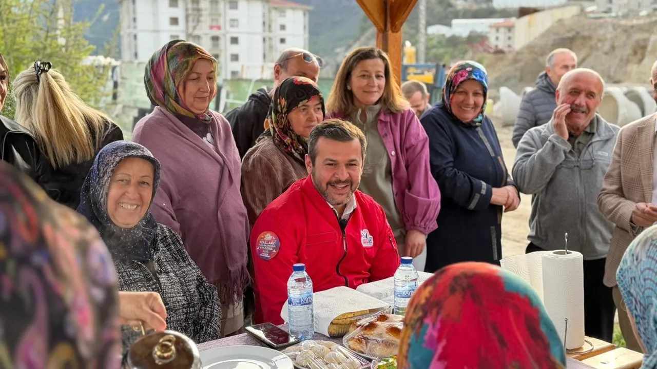 BAŞKAN ÇETİNKAYA TEYZELERLE BU KEZ SÖZ VERDİĞİ ÇARDAKTA BULUŞTU