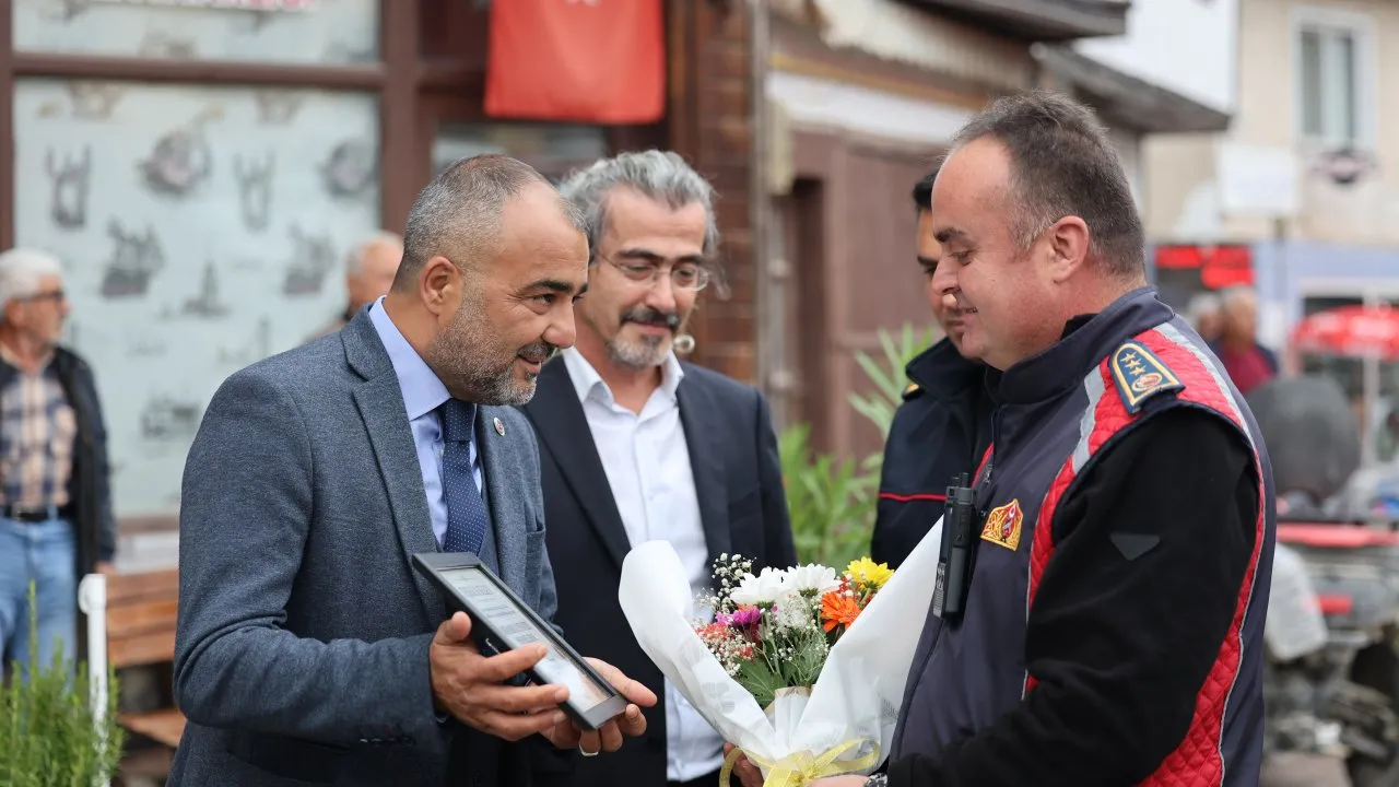 “İKİ EV YANIYOR” İHBARIYLA GİTTİLER SÜPRİZ KUTLAMAYLA KARŞILAŞTILAR