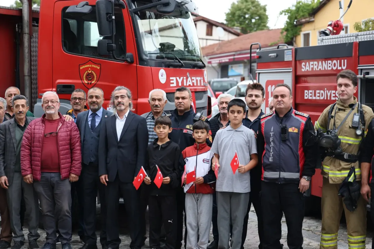 “İKİ EV YANIYOR” İHBARIYLA GİTTİLER SÜPRİZ KUTLAMAYLA KARŞILAŞTILAR