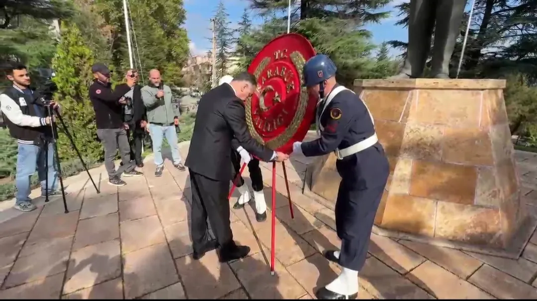 KARABÜK’TE CUMHURİYET BAYRAMI KAPSAMINDA ÇELENK TÖRENİ DÜZENLENDİ