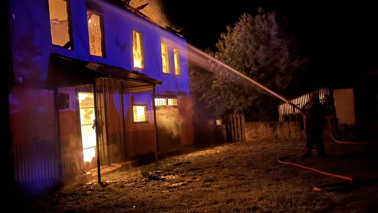 KARABÜK’TE YANGIN: 2 KATLI EV KÜLE DÖNDÜ