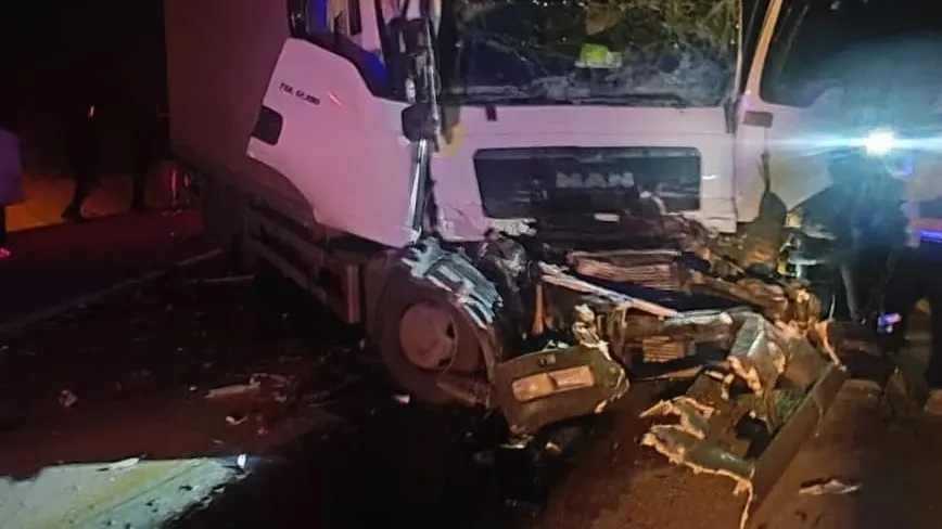KARABÜK YOLUNDA KAMYON İLE ÇEKİCİ ÇARPIŞTI: 1 YARALI