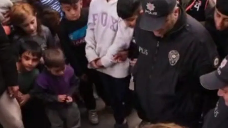 KAVGA İHBARI DİYE GELDİLER, SÜRPRİZ KUTLAMAYLA KARŞILAŞTILAR