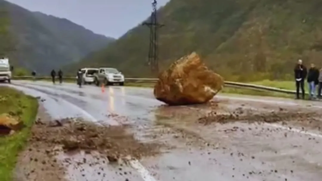 SAĞANAK SONRASI YAMAÇTAN KOPAN KAYA YOLA DÜŞTÜ