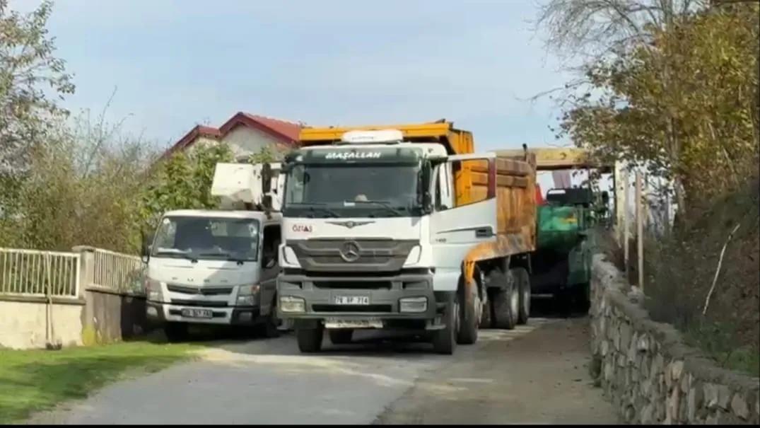 YENİCE’DE ASFALT ÇALIŞMASINDA ELEKTRİK AKIMI: 1 ÖLÜ, 1 YARALI