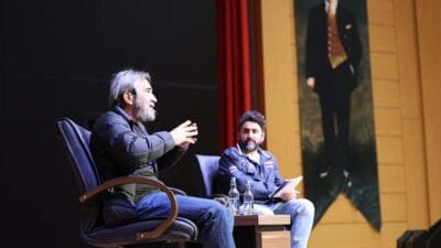 ZEKI DEMIRKUBUZ RÜZGARI SAFRANBOLU’DA: HAYAT GÖSTERİLDİ Altın Safran Belgesel Film Festivali, usta yönetmen Zeki Demirkubuz'u ağırladı.