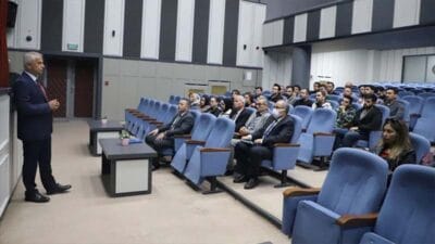 İL MÜDÜRÜ GÜVEN’DEN YURT HİZMETLERİ TOPLANTISI Gençlik ve Spor İl Müdürü Coşkun Güven, Yenişehir Salonu'nda yurt