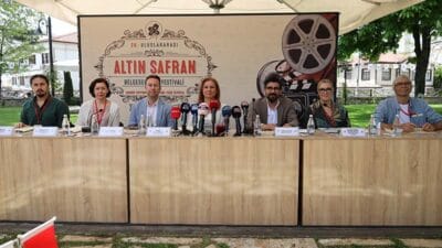 26. ALTIN SAFRAN BELGESEL FİLM FESTİVALİ GÖRKEMLİ BAŞLANGIÇ YAPTI Safranbolu’da düzenlenen 26. Uluslararası Altın Safran Belgesel Film Festivali, çelenk
