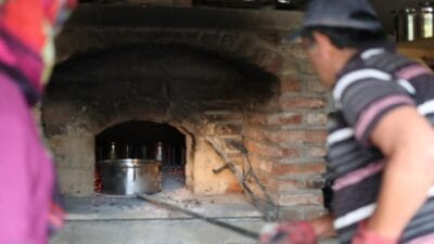 KARABÜK’TE “TÜRK MUTFAĞI HAFTASI” ETKİNLİKLERİ KAPSAMINDA YAZIKÖY KEŞKEĞİ FIRINA VERİLDİ Yazıköy köyünde düzenlenen programda, yöresel lezzet keşkek, protokol üyelerinin de