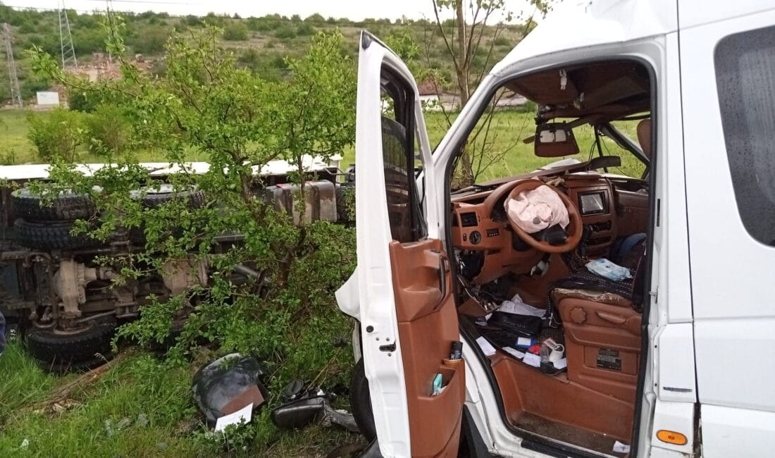 KARABÜK’TE 4 ARAÇLI ZİNCİRLEME KAZA:9 YARALI Karabük’ün Eflani-Safranbolu kara yolu Paşa Köprüsü mevkiinde 4 aracın karıştığı