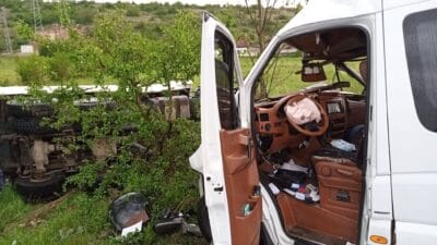 KARABÜK’TE 4 ARAÇLI ZİNCİRLEME KAZA:9 YARALI Karabük’ün Eflani-Safranbolu kara yolu Paşa Köprüsü mevkiinde 4 aracın karıştığı