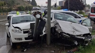 Karabük Sanayi Kavşağında meydana gelen çift taraflı kazada  3