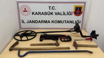 SAFRANBOLU’DA DEFİNE AVCILARINA JANDARMA BASKINI Karabük Safranbolu'da define aramak için izinsiz kazı yapan 2 kişi