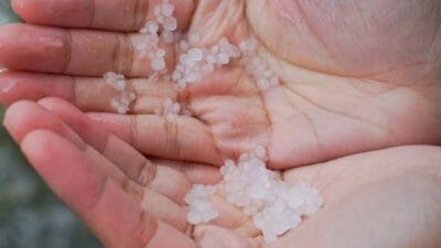 KARABÜK’TE DOLU YAĞIŞI ZARARA YOL AÇTI Karabük’ün Safranbolu ve Eflani ilçelerinde etkili olan dolu yağışı yolları