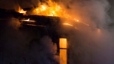 KARABÜK’TE KORKUTAN YANGIN: GARAJ ALEVLERE TESLİM OLDU Karabük Atatürk Mahallesi'nde bir evin önündeki garajda çıkan yangın, itfaiye