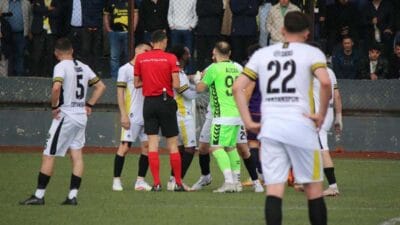 KARABÜK AMATÖR LİG PLAY-OFF’UNDA GERGİN YARI FİNAL Karabük 1. Amatör Lig Play-Off yarı finalinde Yortanspor-Safranboluspor maçı gergin