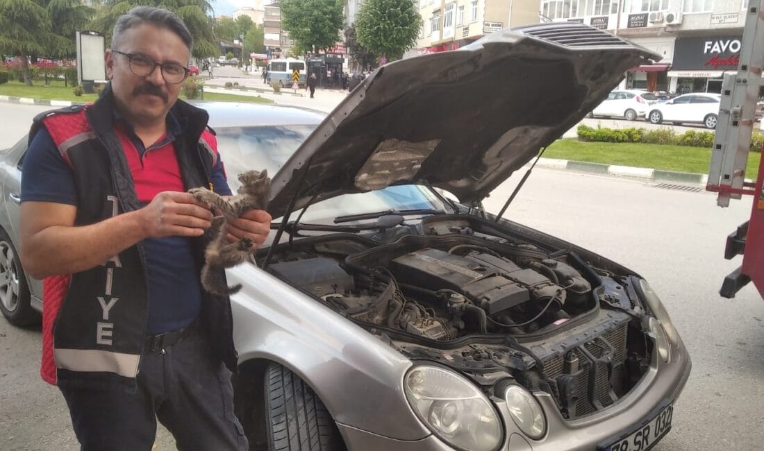 KARABÜK’ÜN SAFRANBOLU İLÇESİNDE MOTOR BÖLÜMÜNE SIKIŞAN KEDİ KURTARILDI Karabük’ün Safranbolu ilçesinde bir aracın motor bölümüne sıkışan yavru kedi,