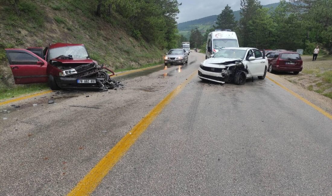 KARABÜK’TE TRAFİK KAZASI:8 YARALI Karabük’ün Safranbolu ilçesi İnceçay köyü yakınlarında, iki otomobilin çarpışması sonucu