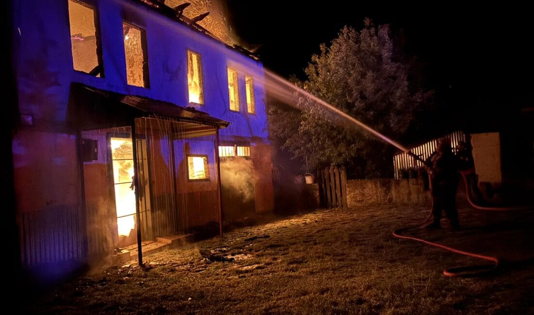 KARABÜK’TE YANGIN: 2 KATLI EV KÜLE DÖNDÜ Karabük’ün Eflani ilçesi Bostancı köyü Karagözoğlu Mahallesi’nde 2 katlı bir