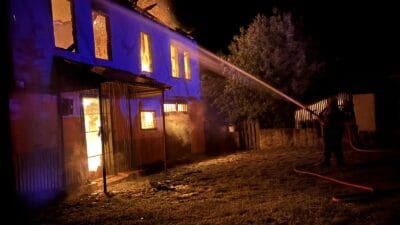 KARABÜK’TE YANGIN: 2 KATLI EV KÜLE DÖNDÜ Karabük’ün Eflani ilçesi Bostancı köyü Karagözoğlu Mahallesi’nde 2 katlı bir
