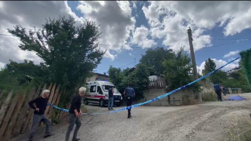 KARABÜK’TE KAHVEYE GİDERKEN DÜŞEN KİŞİ HAYATINI KAYBETTİ Karabük’ün Kurtuluş Mahallesi’nde kahveye giderken rampa aşağı yürüyen 54 yaşındaki