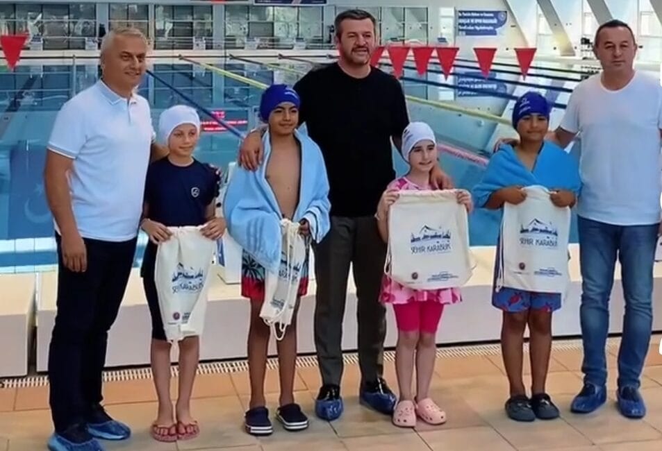 KARABÜK’TE ÇOCUKLAR YÜZMEYLE BULUŞUYOR Karabük Belediyesi’nin yaz yüzme kurslarıyla çocuklar hem eğleniyor hem de