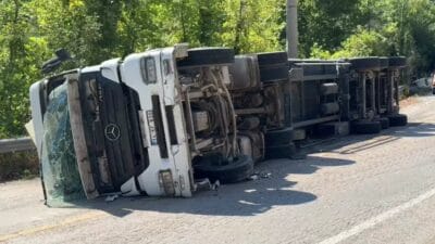 KARABÜK’TE TIR DEVRİLDİ: SÜRÜCÜ YARALANDI Karabük'ün Yenice ilçesi Balıkısık mevkisinde, Ü.K. yönetimindeki 14 KF 830