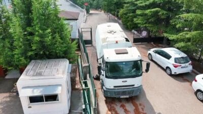 KARABÜK BELEDİYESİ’NDEN OKULLARDA HİJYEN SEFERBERLİĞİ Karabük Belediyesi, yeni eğitim-öğretim yılı öncesi okul bahçelerinde temizlik çalışması