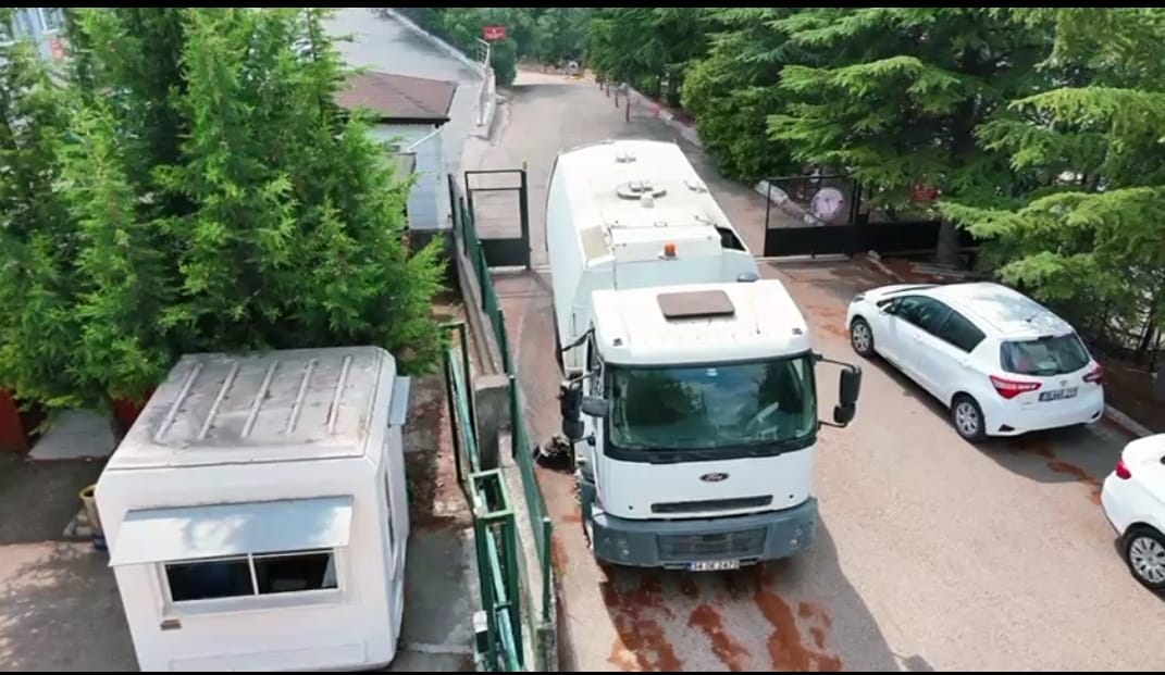 KARABÜK BELEDİYESİ’NDEN OKULLARDA HİJYEN SEFERBERLİĞİ Karabük Belediyesi, yeni eğitim-öğretim yılı öncesi okul bahçelerinde temizlik çalışması