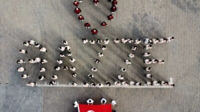 KARABÜK’TE ÖĞRENCİLER KOREOGRAFİYLE GAZZE’YE DESTEK VERDİ Karabük'te lise öğrencileri Gazze'ye destek amaçlı koreografi yaptı.
