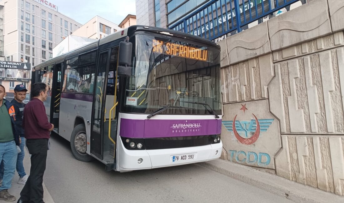 SAFRANBOLU-KARABÜK SEFERİNDE FACİAYI SOĞUKKANLI ŞOFÖR ÖNLEDİ: FRENI PATLAYAN OTOBÜSÜ DUVARA SÜRTEREK DURDURDU Safranbolu Belediyesi İktisadi İşletme İştirakler Müdürlüğü Toplu Ulaşım Şefliği bünyesinde