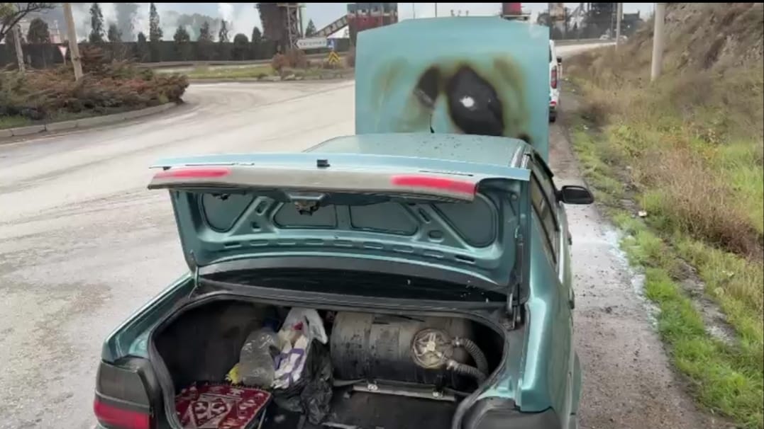 OTOMOBİL SEYİR HALİNDEYKEN ALEV ALDI Karabük-Ankara kara yolu Asit Köprüsü mevkisinde seyir halindeki 45 HE