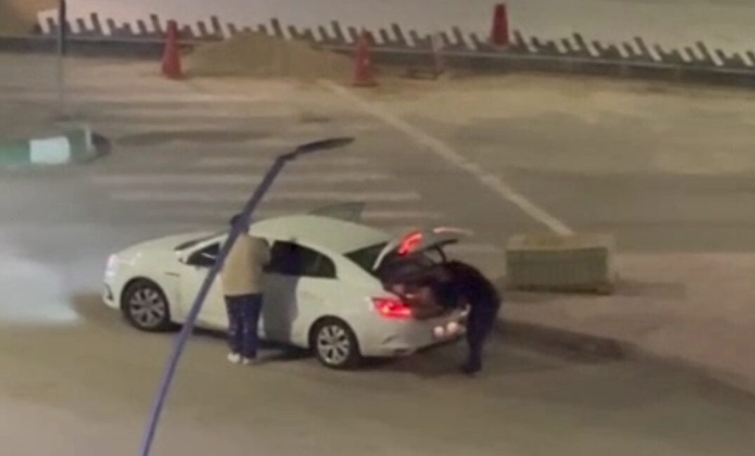 Karabük'te  kaldırım yenileme çalışmaları sırasında refüje bırakılan taşları otomobille