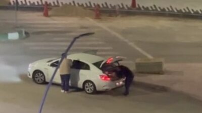 Karabük'te  kaldırım yenileme çalışmaları sırasında refüje bırakılan taşları otomobille