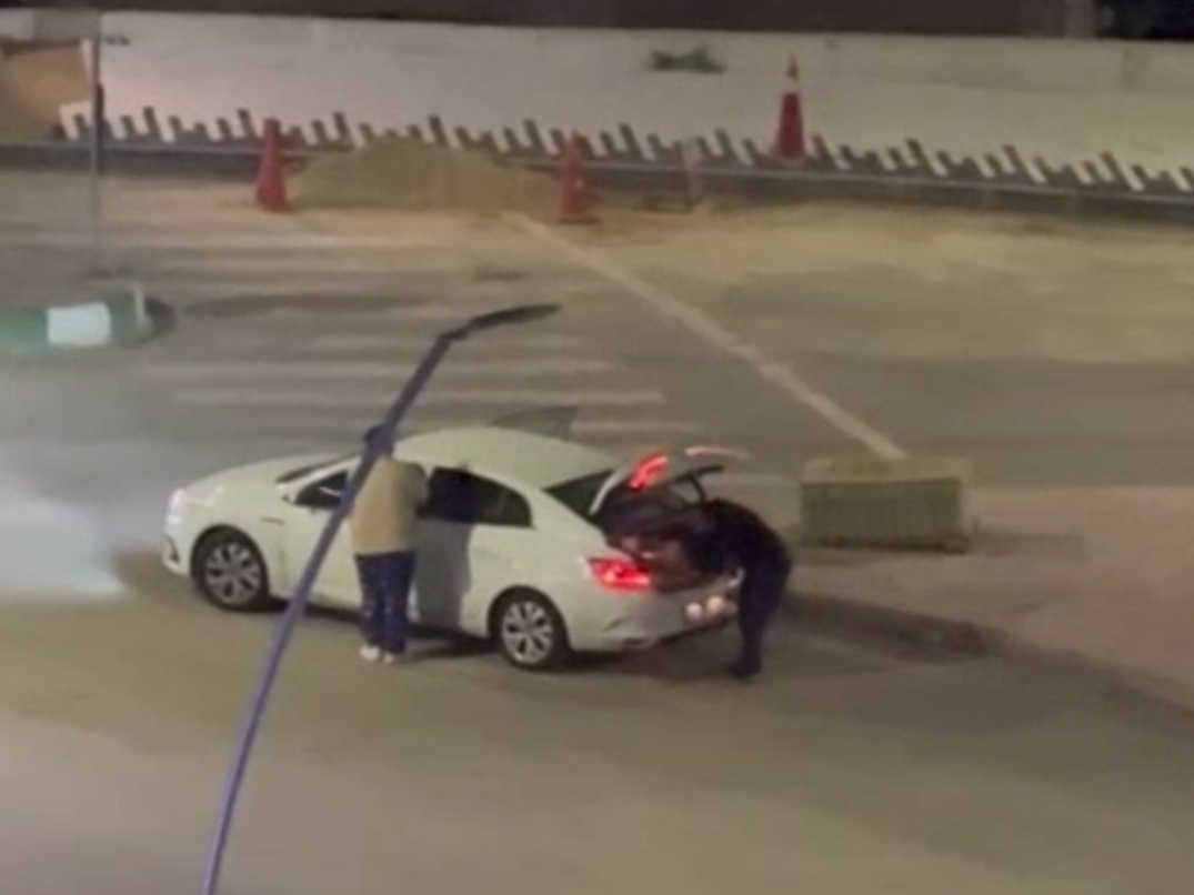 Karabük'te  kaldırım yenileme çalışmaları sırasında refüje bırakılan taşları otomobille