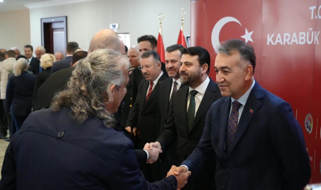 Karabük’te kent protokolü ve vatandaşların katılımıyla bayramlaşma programı gerçekleştirildi.