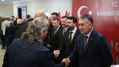 Karabük’te kent protokolü ve vatandaşların katılımıyla bayramlaşma programı gerçekleştirildi.