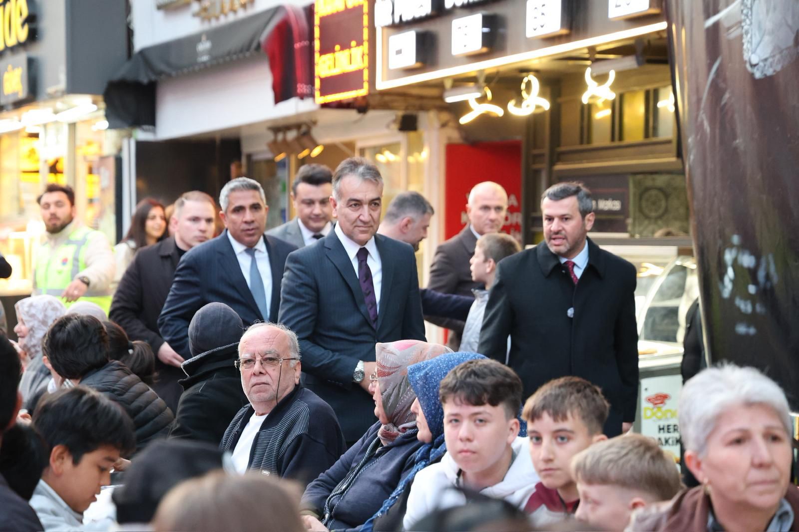 Karabük Belediyesi tarafından Kemal Güneş Caddesi’nde düzenlenen iftar programı, yoğun