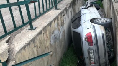 Karabük’te park halindeki otomobillere çarparak su kanalına düşen aracın alkollü
