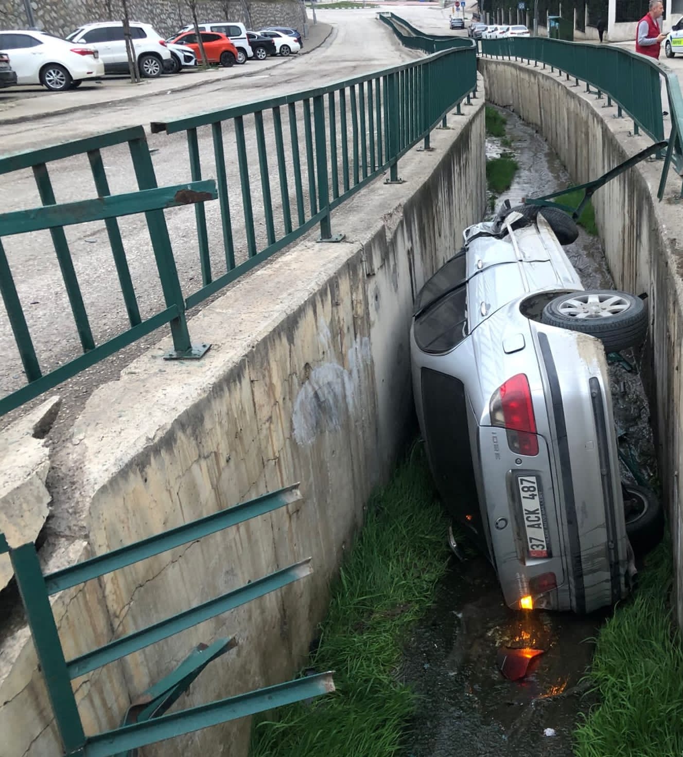 Karabük’te park halindeki otomobillere çarparak su kanalına düşen aracın alkollü