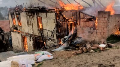 Karabük’te 2 katlı ahşap evde çıkan yangın söndürüldü.