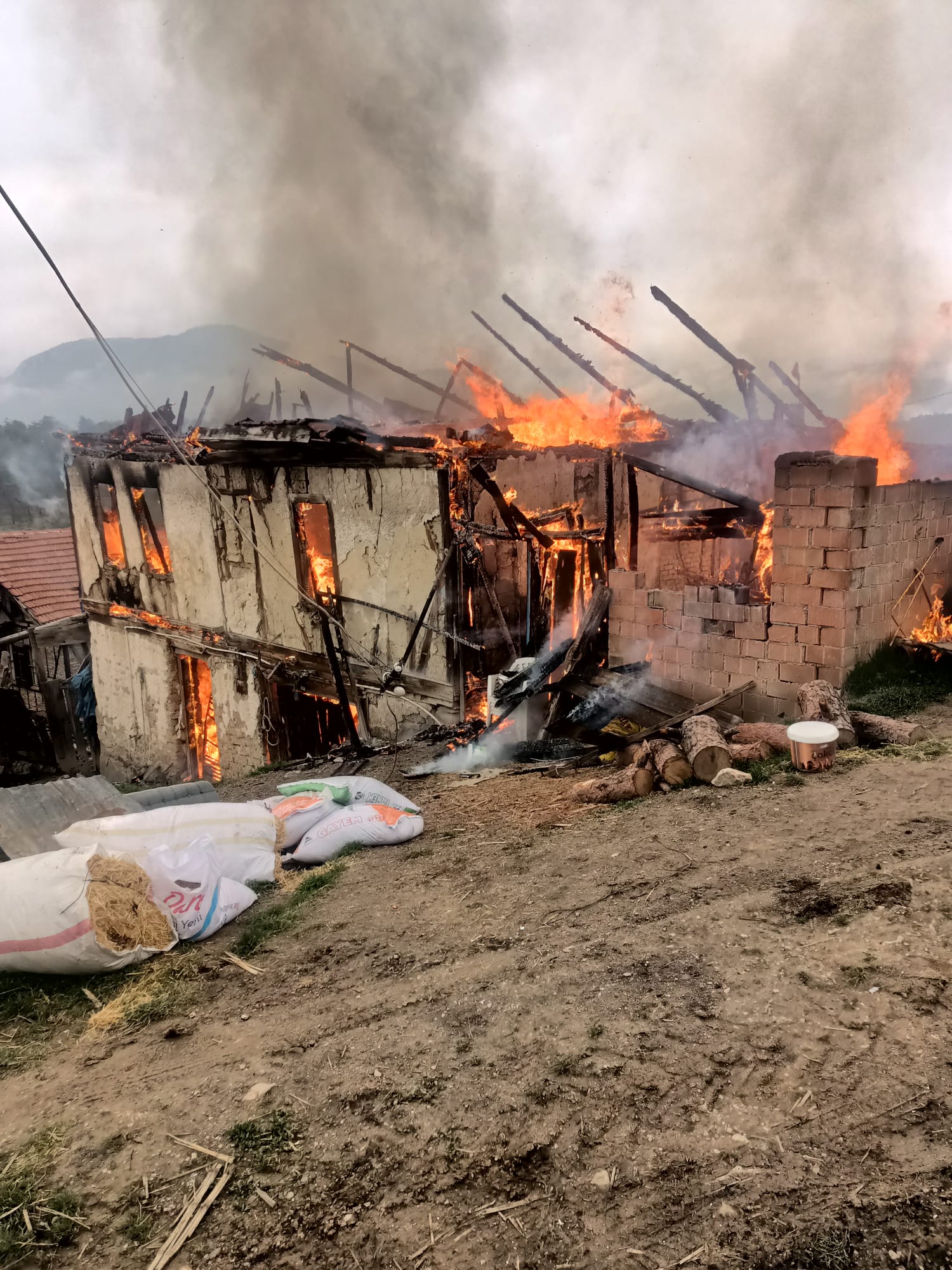 Karabük’te 2 katlı ahşap evde çıkan yangın söndürüldü.