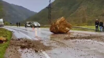 Karabük-Zonguldak kara yolunda etkili olan sağanak yağışın ardından yamaçtan kopan