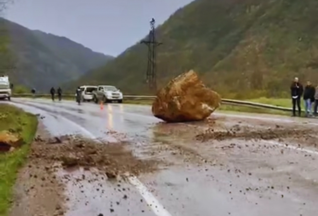 Karabük-Zonguldak kara yolunda etkili olan sağanak yağışın ardından yamaçtan kopan