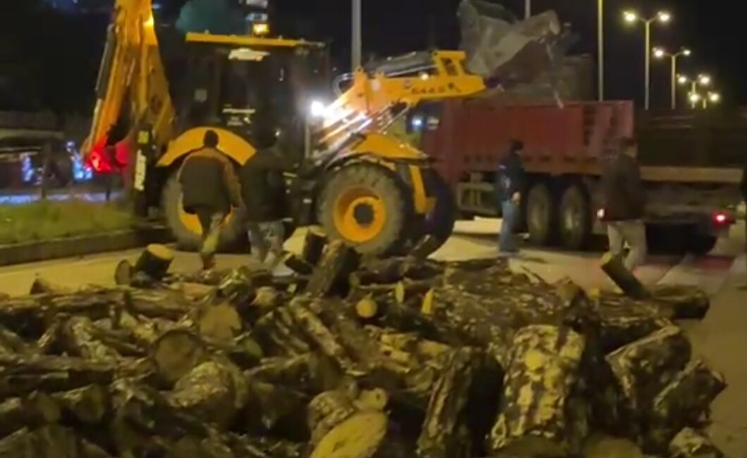 Karabük’te seyir halindeyken damperi açılan bir kamyonda yüklü odunlar kara