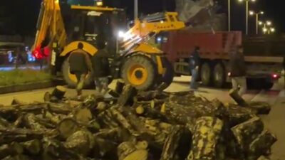 Karabük’te seyir halindeyken damperi açılan bir kamyonda yüklü odunlar kara