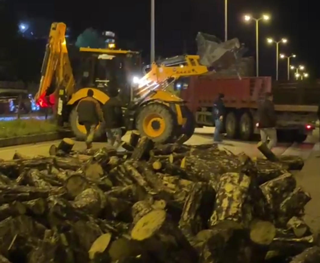 Karabük’te seyir halindeyken damperi açılan bir kamyonda yüklü odunlar kara