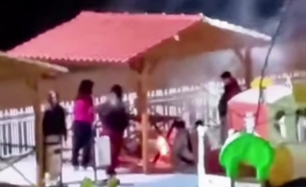 Karabük’te bir parkta 2 gencin oturma bankını ateşe verdiği anlar