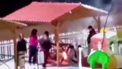 Karabük’te bir parkta 2 gencin oturma bankını ateşe verdiği anlar