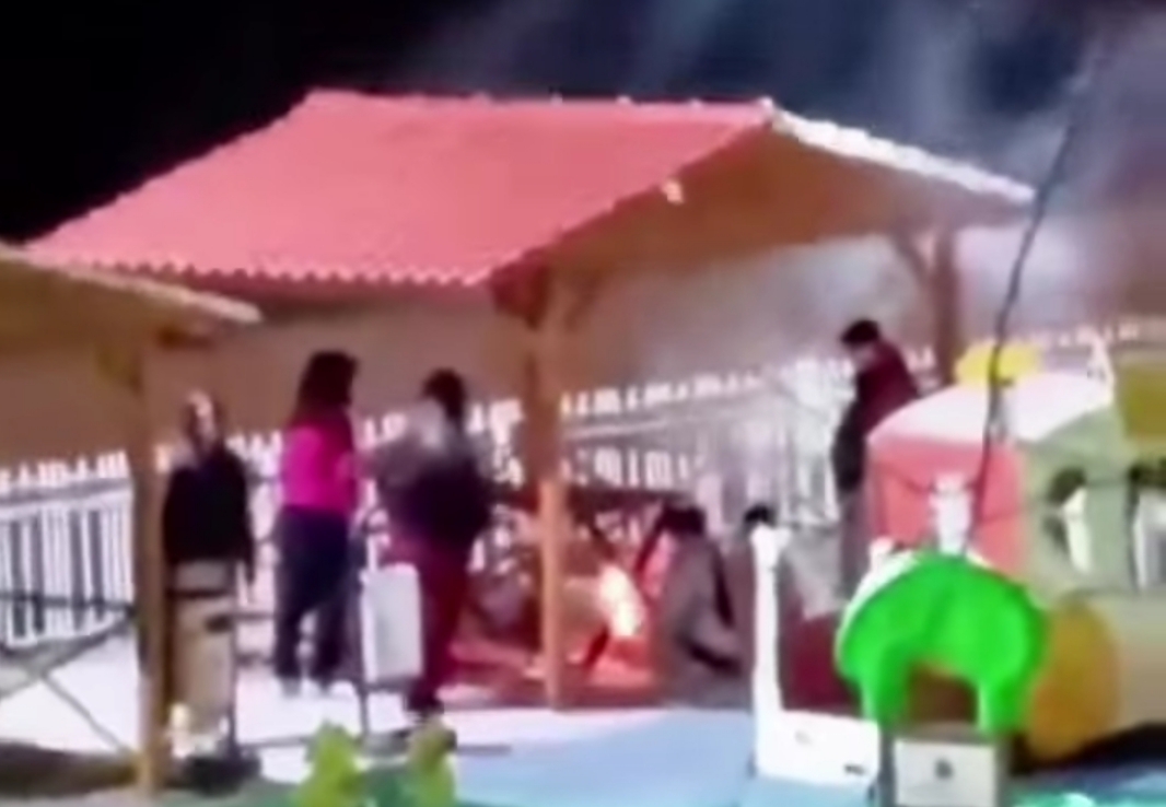 Karabük’te bir parkta 2 gencin oturma bankını ateşe verdiği anlar